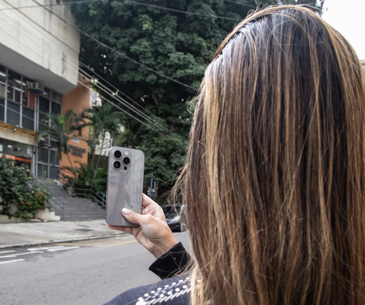 Celulares roubados: entenda o ciclo de vida revelado pelo Mapa do Crime Funcionária pública teve celular roubado nas proximidades da delegacia, na Tijuca (Foto: Ana Branco/Agência O Globo)