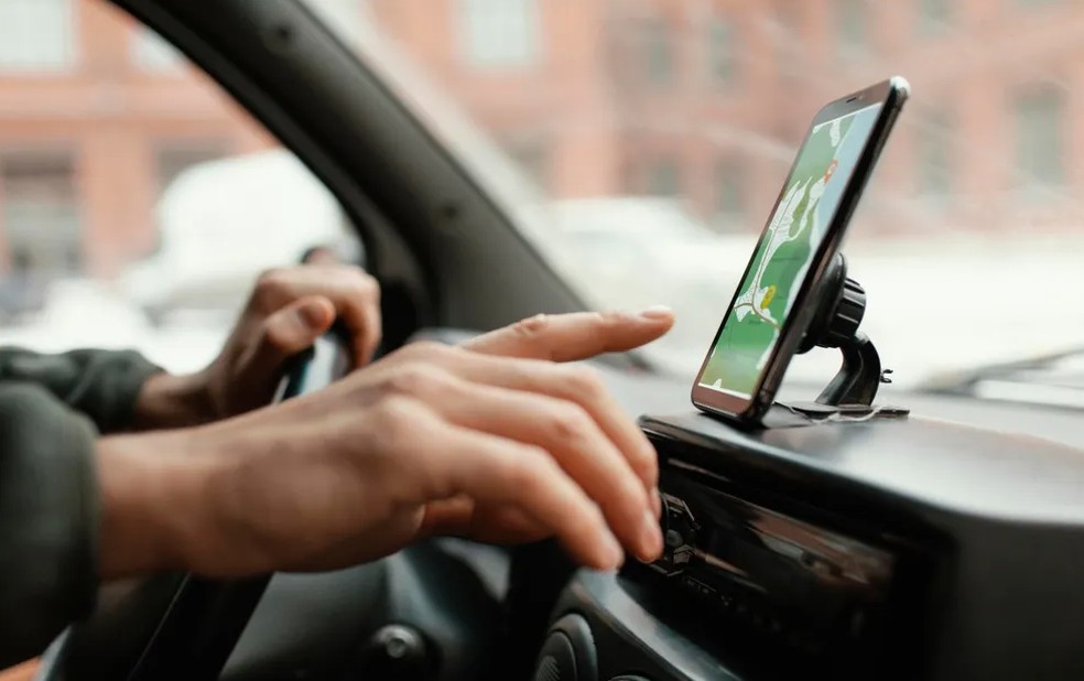 EUA podem interromper sinal de GPS no Brasil, alertam especialistas sobre riscos Imagem ilustrativa de motorista usando GPS no celular. (Foto: Freepik/reprodução)