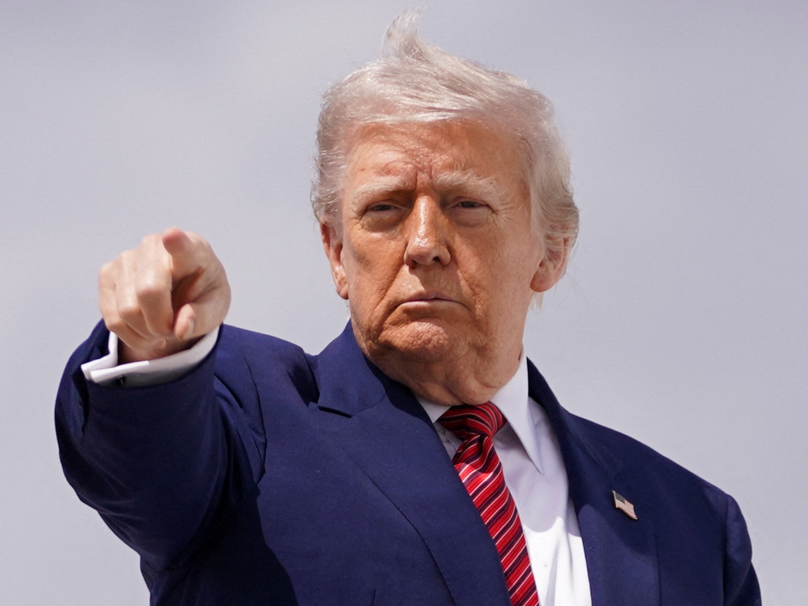 Trump mantém 59 mil imigrantes detidos, sendo quase metade sem antecedentes criminais Donald Trump, presidente dos Estados Unidos, em uma base aérea em Maryland (Foto: Nathan Howard - 23.mai.2025/Reuters)