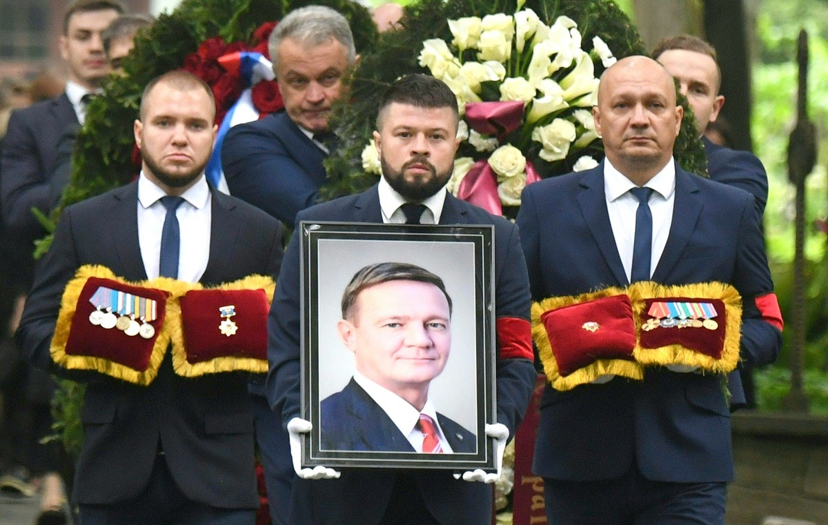 Ministro demitido por Putin é encontrado morto em aparente suicídio na Rússia Sepultamento de Roman Starovoit aconteceu em São Petersburgo (Foto: Olga Maltseva/AFP)