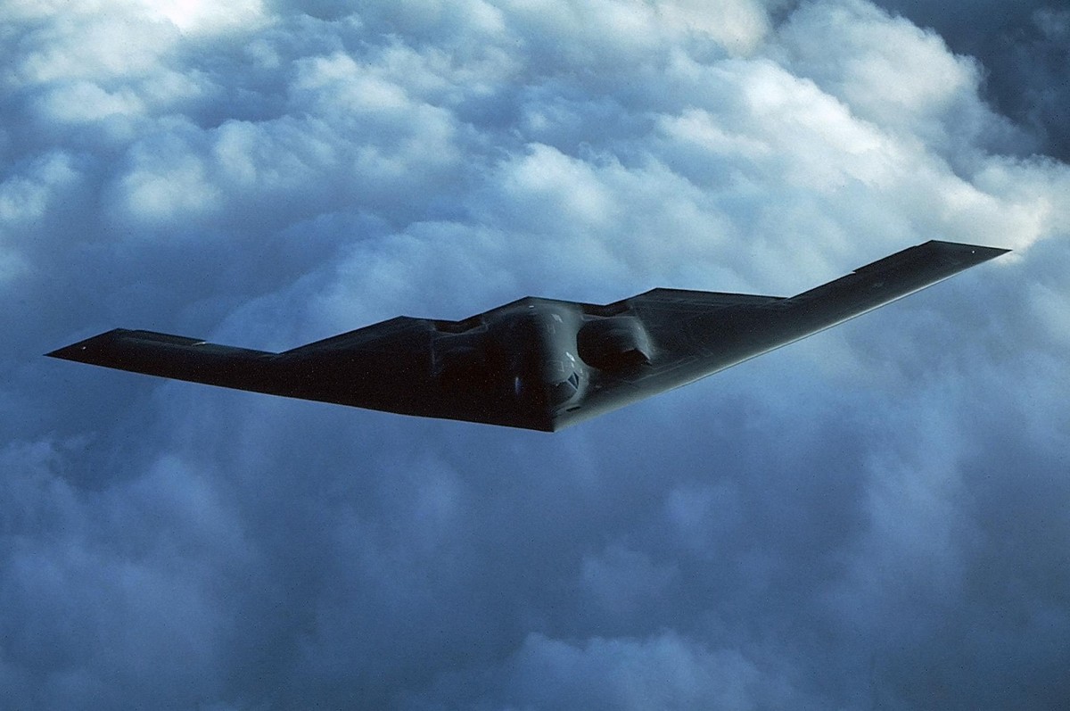 EUA enviam bombardeiros B-2 para atacar instalação nuclear no Irã Bombardeiro B-2 dos EUA em voo por local não revelado em outubro de 2024 (Foto: USAF / AFP)