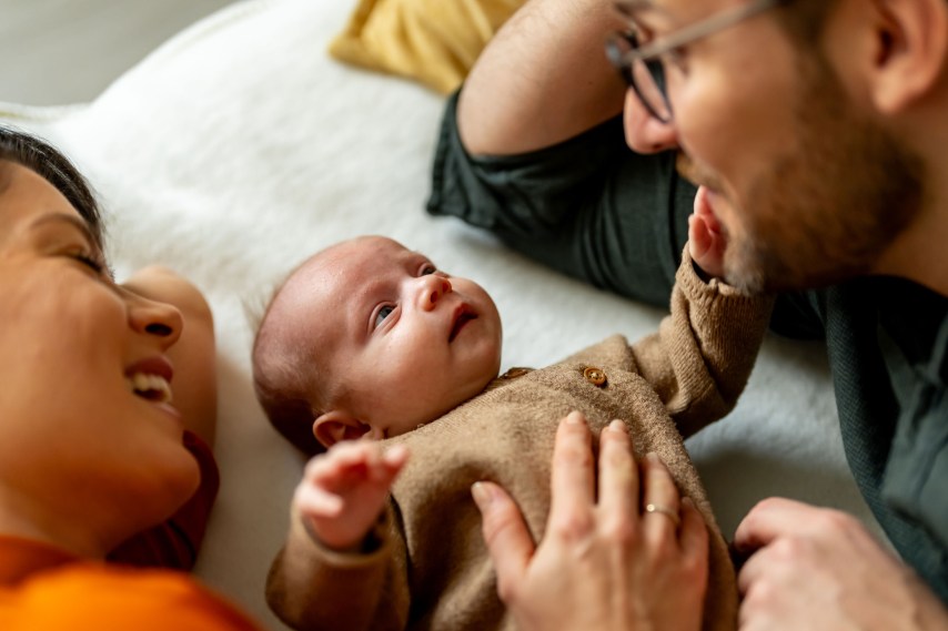 Embriões congelados há décadas transformam a dinâmica das famílias modernas