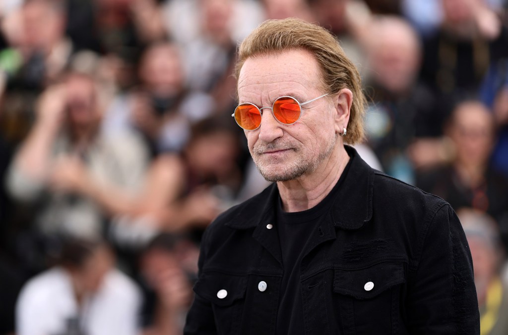 Bono se despede emocionado de funcionários da USAID demitidos por Trump Bono se juntou aos ex-presidentes Barack Obama e George W. Bush na segunda-feira em uma emocionante videoconferência com funcionários da USAID demitidos por Donald Trump. (Foto: Reprodução)
