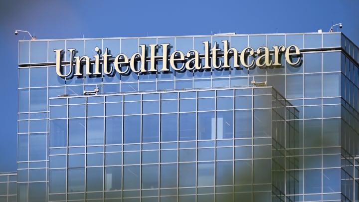 UnitedHealth prevê lucros de 2025 abaixo do esperado devido a altos custos médicos A sinalização da UnitedHealthcare é exibida em um prédio de escritórios em Phoenix, Arizona, em 19 de julho de 2023. (Foto: Patrick T. Fallon | Afp | Getty Images)