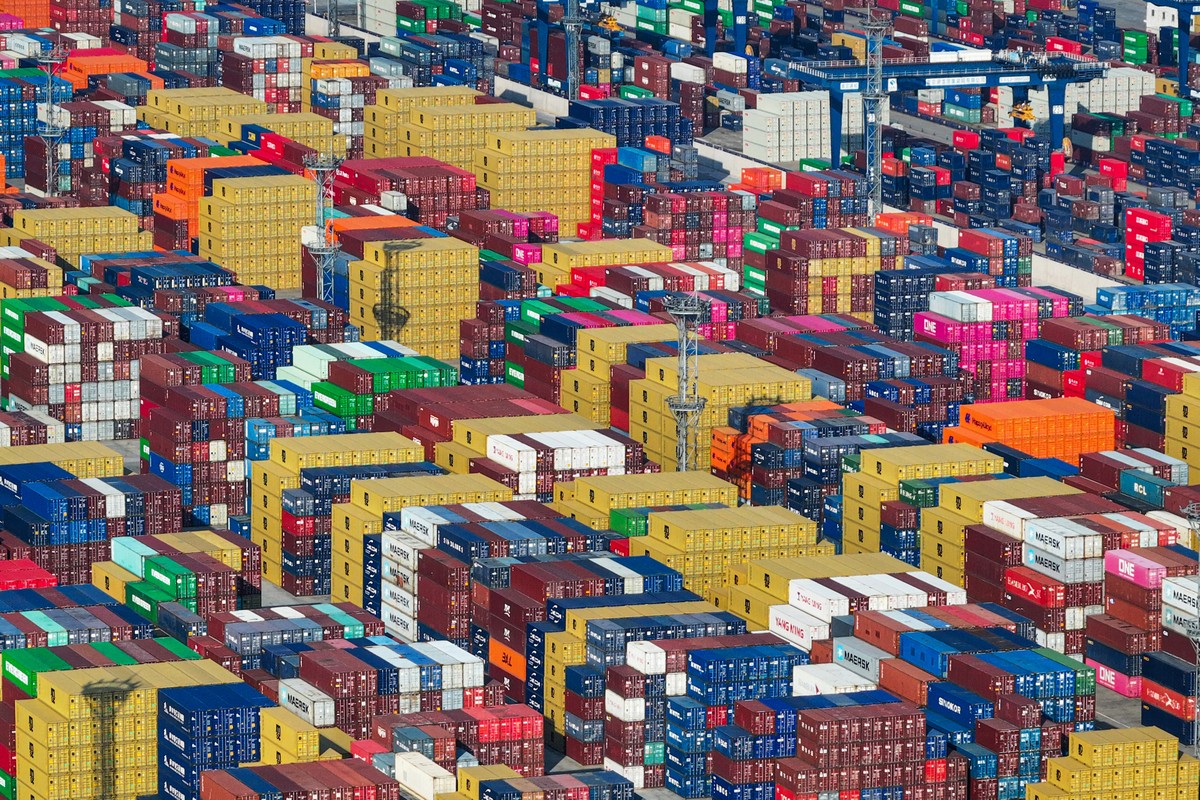 Contêineres são empilhados em um porto em Nanquim, na província de Jiangsu, no leste da China (Foto: AFP)