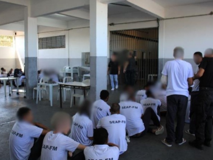 RJ enfrenta superlotação carcerária com 17,4 mil presos e apenas 10% estudam Área de triagem na cadeia pública de Benfica, no Rio de Janeiro (Foto: Reprodução/Relatório do Mecanismo de Combate à Tortura)