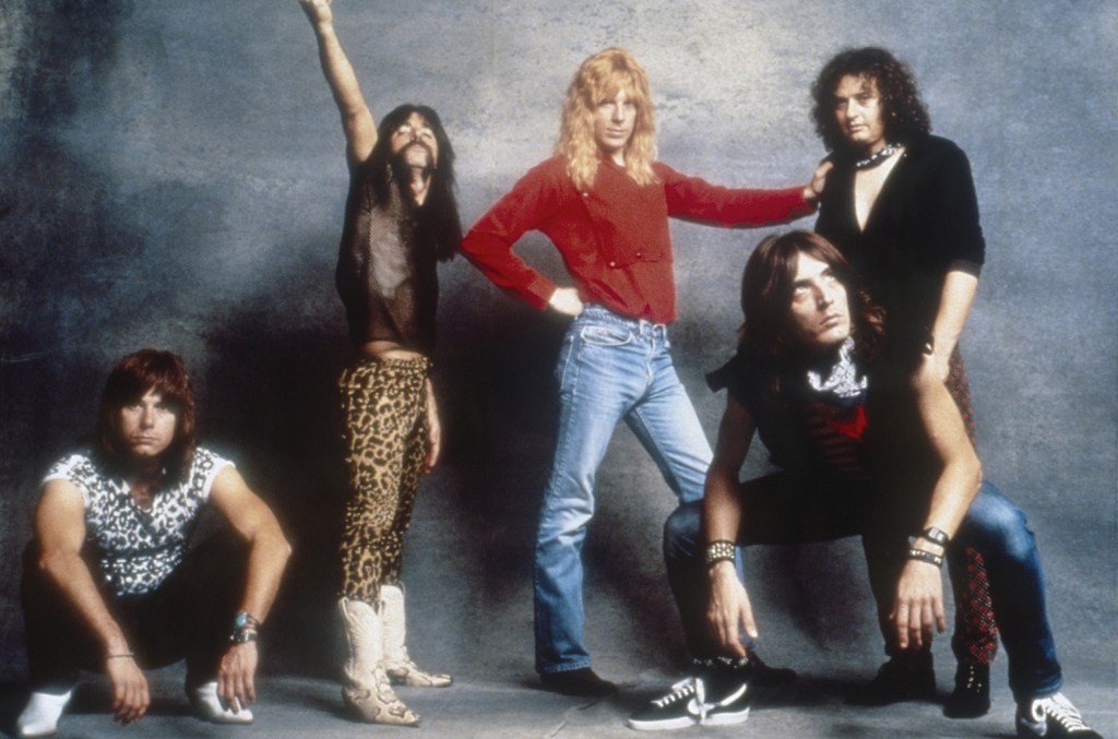 David Kaff, ator britânico de 'This Is Spinal Tap', morre aos 79 anos David Kaff, o tecladista de prog rock mais conhecido por interpretar o tecladista Viv Savage de Spinal Tap em 'This Is Spinal Tap', faleceu aos 79 anos. (Foto: Reprodução)