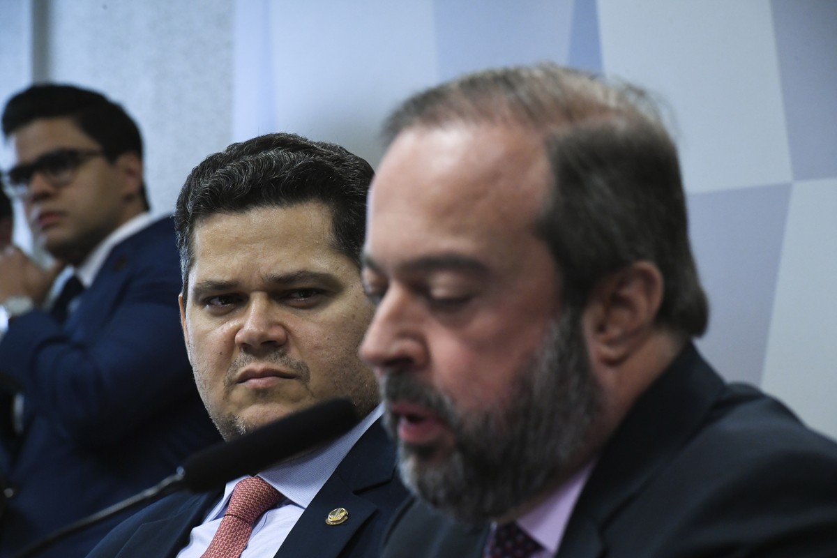 Alcolumbre insiste na saída de Alexandre Silveira do Ministério de Minas e Energia Davi Alcolumbre, presidente do Senado Federal, e Alexandre Silveira, ministro de Minas e Energia, em foto de 2022 (Foto: Edilson Rodrigues/Agência Senado)
