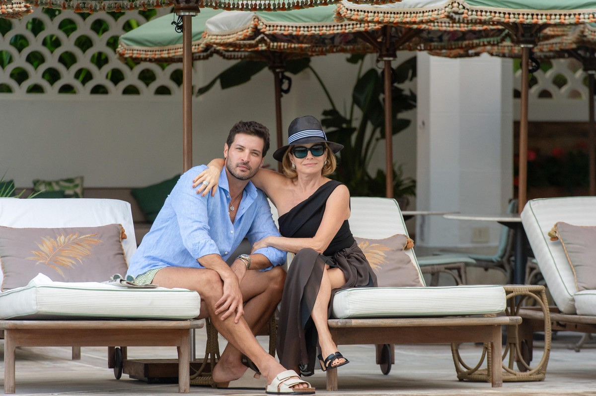 Walter (Leandro Lima) pede Odete Roitman (Débora Bloch) em casamento — Foto: Globo/ Estevam Avellar