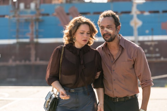 Anna Muylaert estreia filme gratuito com debate ao lado de Leandra Leal Leandra Leal e Irandhir Santos em 'Os Enforcados' (Foto: Divulgação)
