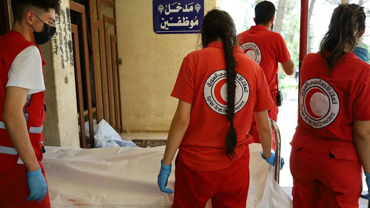 ONU denuncia execuções sumárias durante conflitos na Síria Dozens of bodies recovered from homes and streets in Suweida city were brought to a local hospital on Thursday (Foto: AFP)