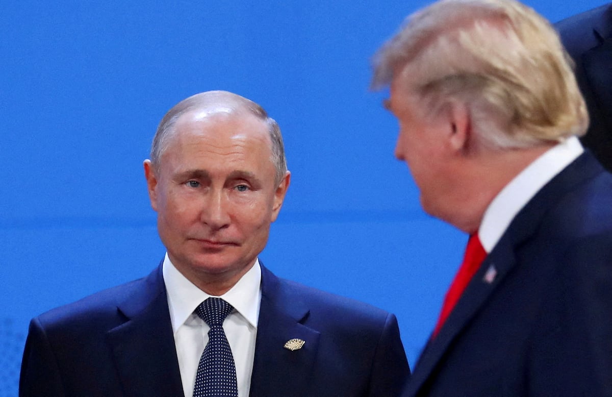 Trump muda postura e dá ultimato a Putin após chamá-lo de 'gênio' O presidente russo, Vladímir Putin, e o americano, Donald Trump, em Argentina em 2018. (Foto: Marcos Brindicci (REUTERS))