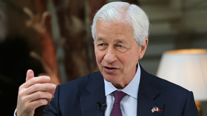 JPMorgan Chase divulga resultados do segundo trimestre e expectativas do mercado Jamie Dimon, diretor executivo do JPMorgan Chase & Co., durante uma entrevista à Bloomberg Television na conferência de Mercados de Capitais do JPMorgan Chase & Co. em Paris, França, na quinta-feira, 15 de maio de 2025. (Foto: Cyril Marcilhacy | Bloomberg | Getty Images)