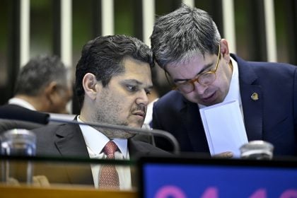Governo elabora medida provisória para conter aumento na tarifa de energia Senador Randolfe Rodrigues, líder do governo no Congresso, conversa com Davi Alcolumbre, presidente do Senado Federal. (Foto: Andressa Anholete/Agência Senado)
