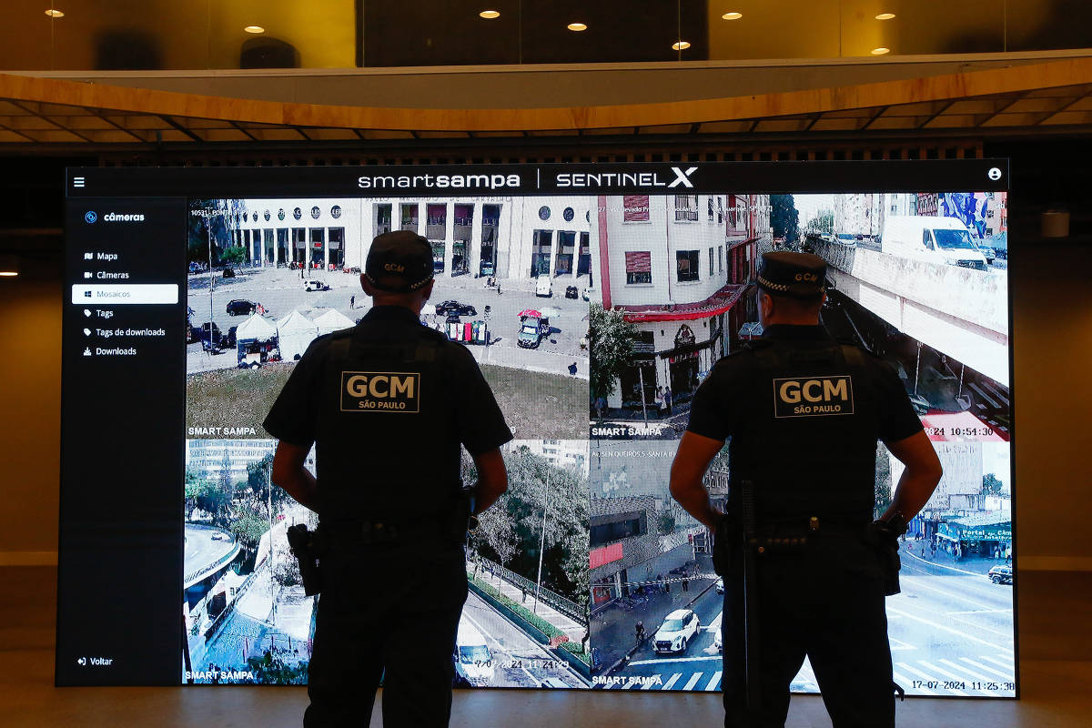 Vereadores solicitam instalação de câmeras em áreas de influência do Smart Sampa Guardas civis analisam imagens na sede do Smart Sampa, no centro de São Paulo (Foto: Ciete Silverio/Divulgação)