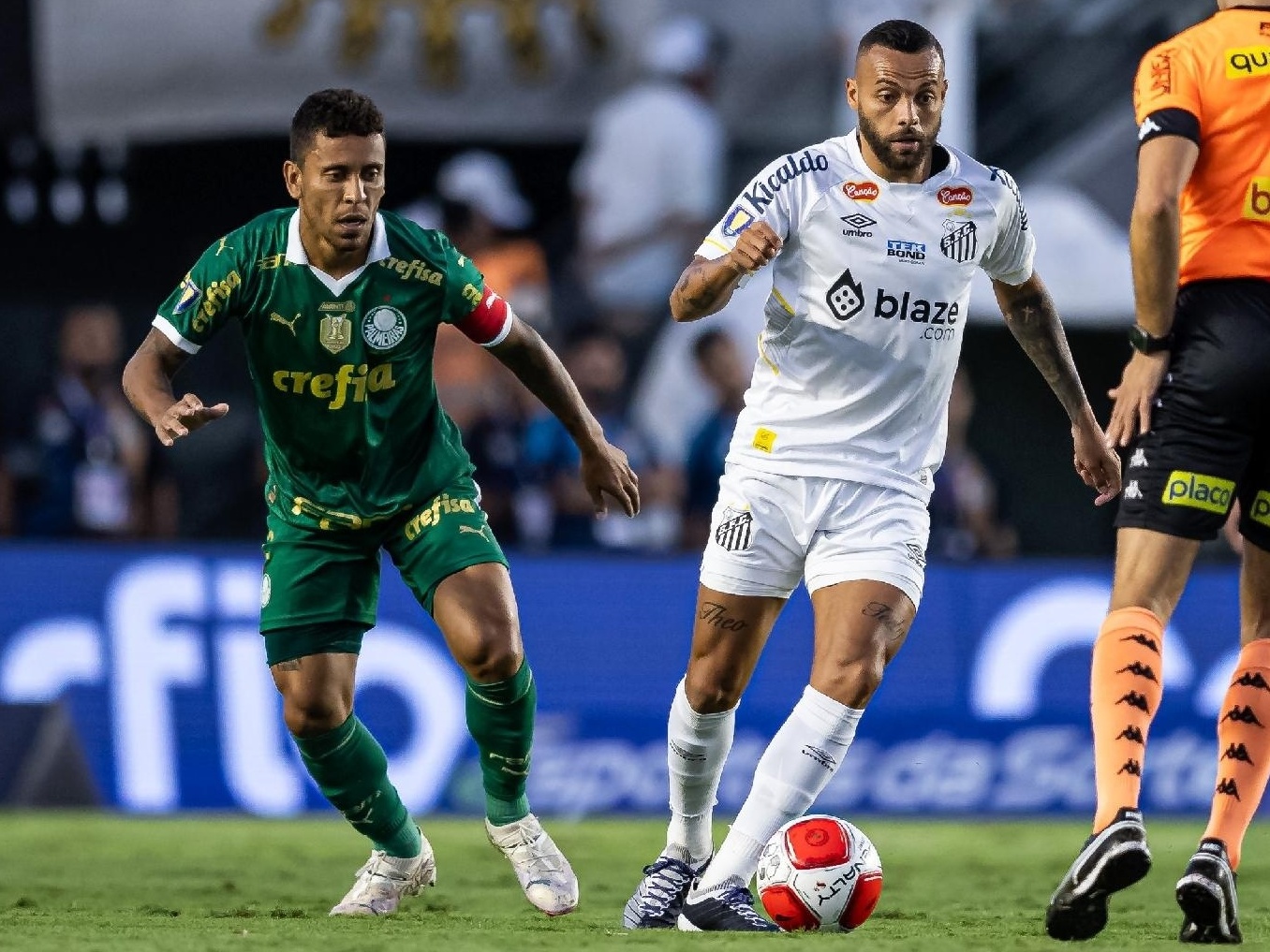 Santos pressiona CBF e se opõe ao adiamento do clássico contra o Palmeiras Marcos Rocha, do Palmeiras, e Guilherme, do Santos, durante jogo do Paulistão (Foto: Jhony Inacio/Ag Estado)