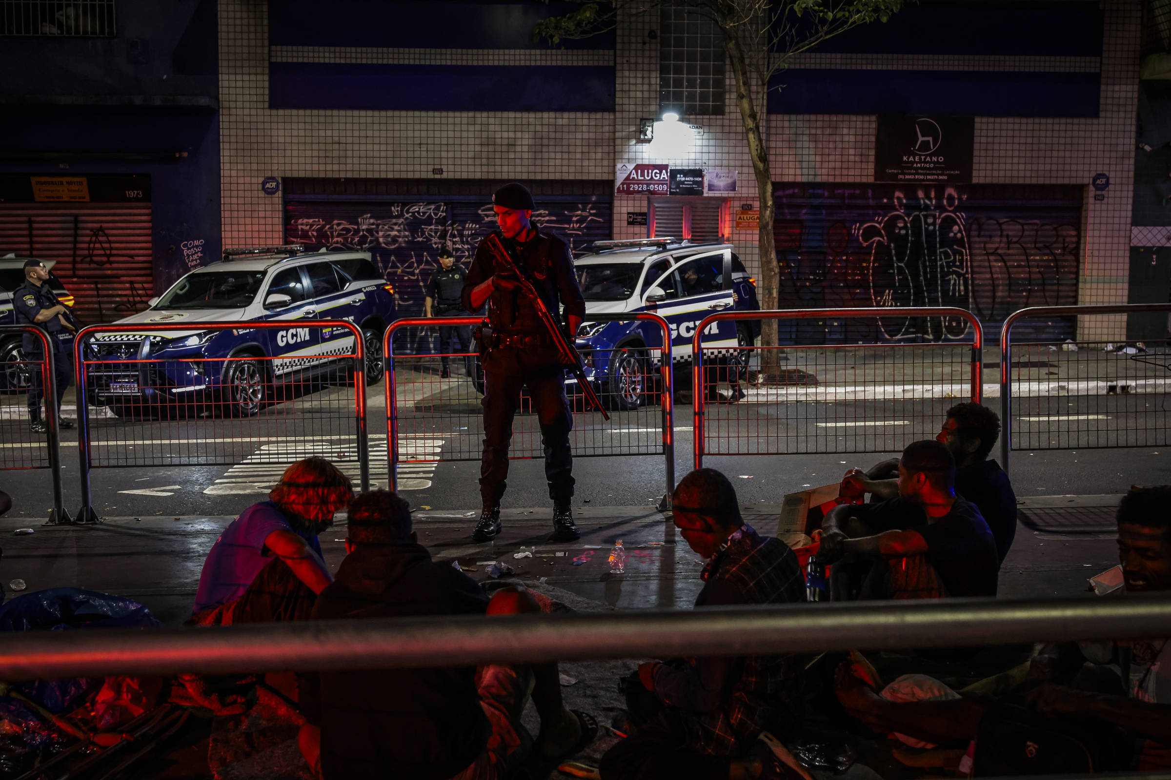 Furtos crescem na cracolândia e na Sé, em SP, após dispersão de usuários Dependentes químicos são abordados por guardas-civis metropolitanos na região do elevado Presidente João Goulart (Foto: Bruno Santos - 22.mai.25/Folhapress)