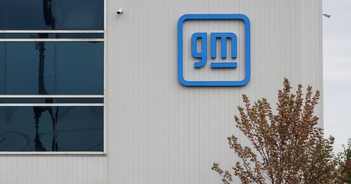 Hyundai e GM se unem para desenvolver cinco veículos focados em eficiência Prédio da General Motors: parceria com a Hyundai para certos mercados ajudará a conter custos por meio de sinergias (Foto: Cole Burston/Bloomberg)