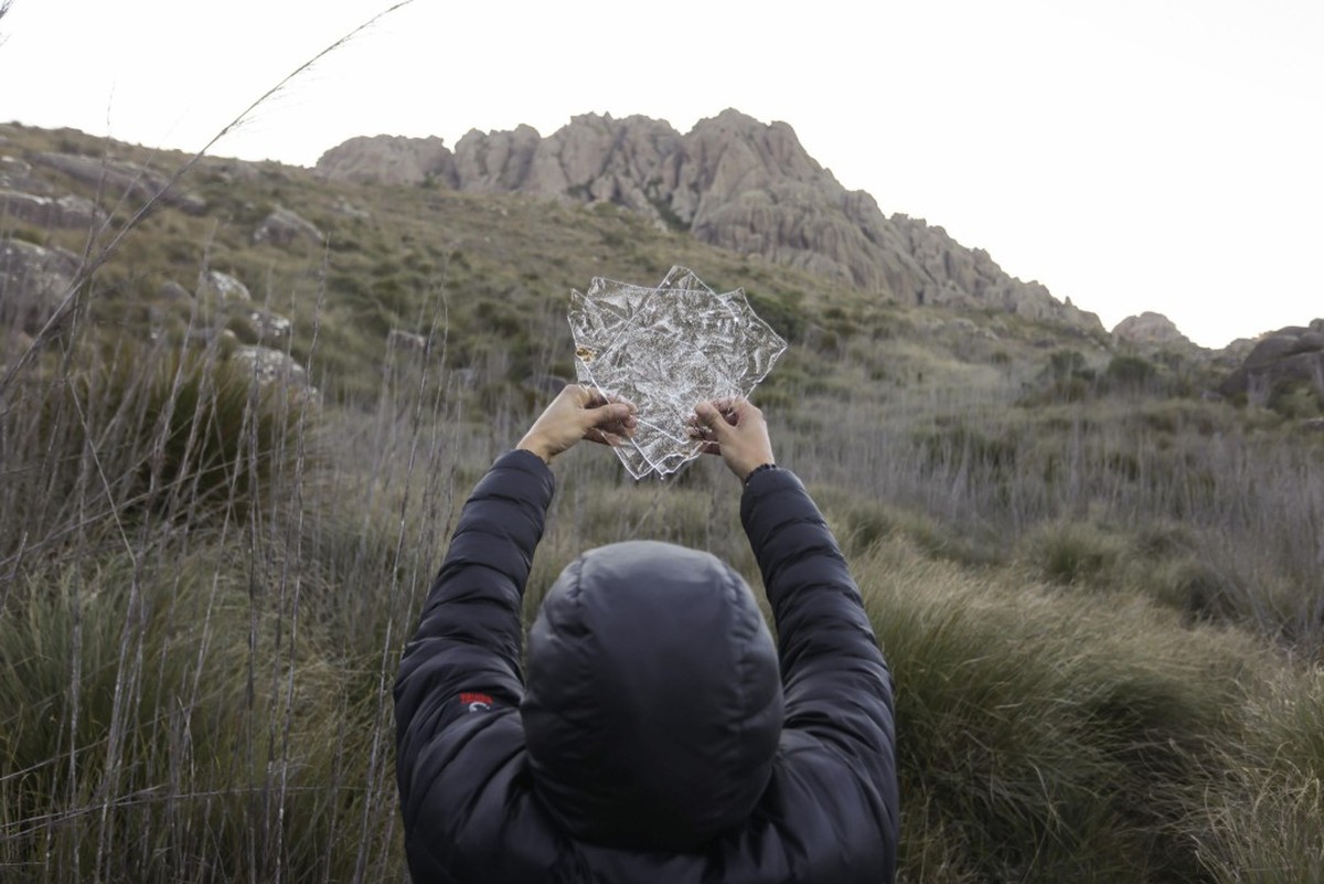 Parque Nacional do Itatiaia registra manhã de frio intenso com gelo nos riachos técnico de enfermagem e ex-guia de montanha Antônio José Santos mostra as placas de gelo pelo Parque Nacional do Itatiaia (Foto: Márcia Foletto / Agência O Globo)