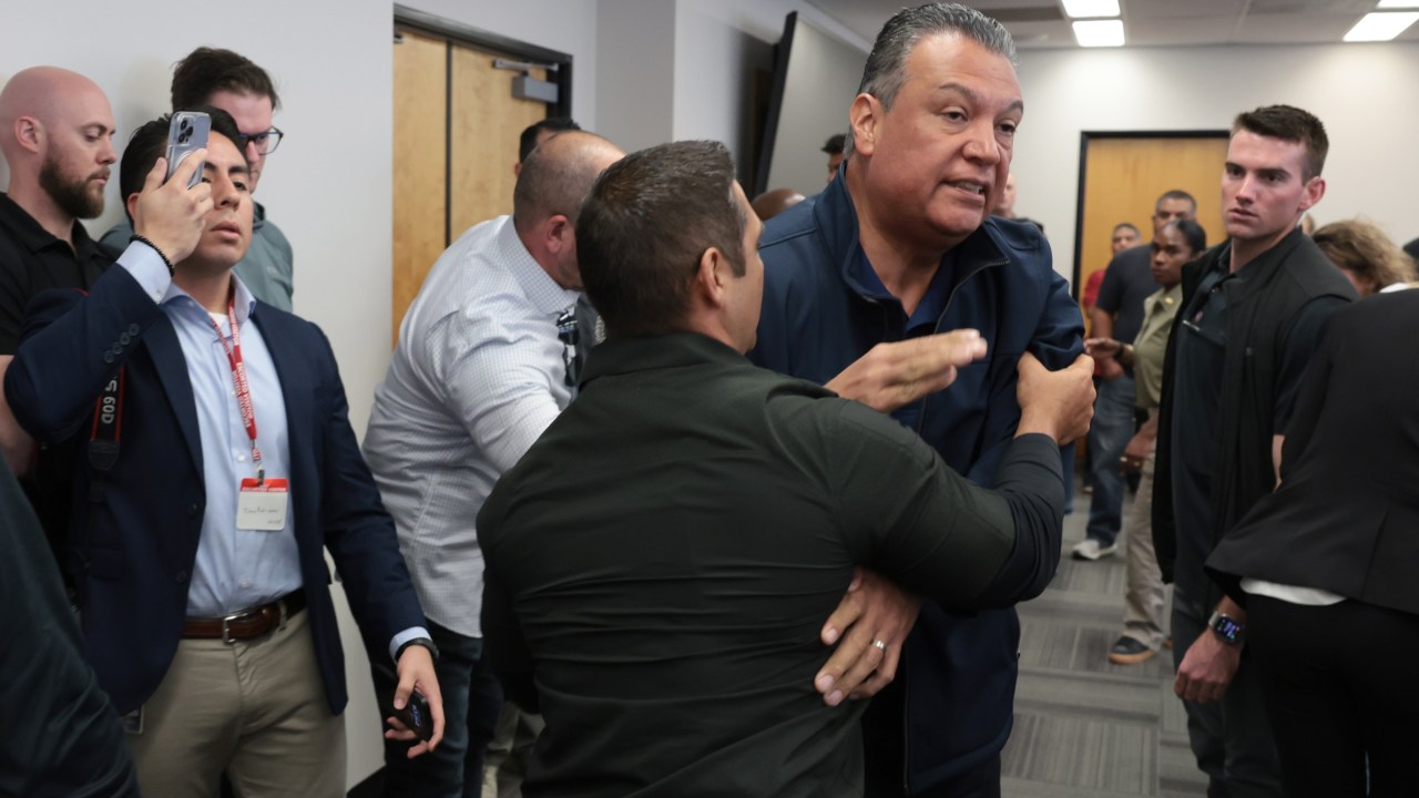 O senador democrata da Califórnia Alex Padilla é retirado à força de uma coletiva de imprensa liderada do Departamento de Segurança Interna dos EUA (Foto: Luke Johnson / Los Angeles Times/Getty Images)