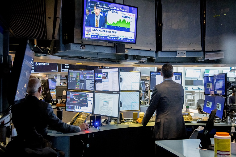 Investidores conhecem 8 ações internacionais para julho com destaque para big techs Traders trabalham no pregão da Bolsa de Valores de Nova York. (Foto: Michael Nagle/Bloomberg)