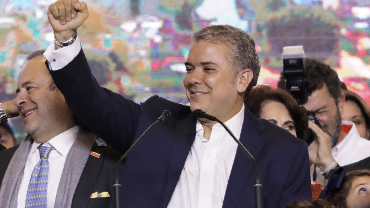 Iván Duque comemora vitória com seus apoiadores em Bogotá - 17/06/2018 (Foto: Raul Arboleda/AFP)