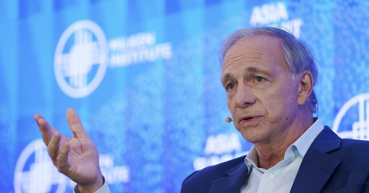Ray Dalio encerra sua trajetória na Bridgewater ao vender última participação Ray Dalio se tornou ao longo das últimas décadas um dos investidores mais influentes de Wall Street e do mundo (Foto: Reprodução)