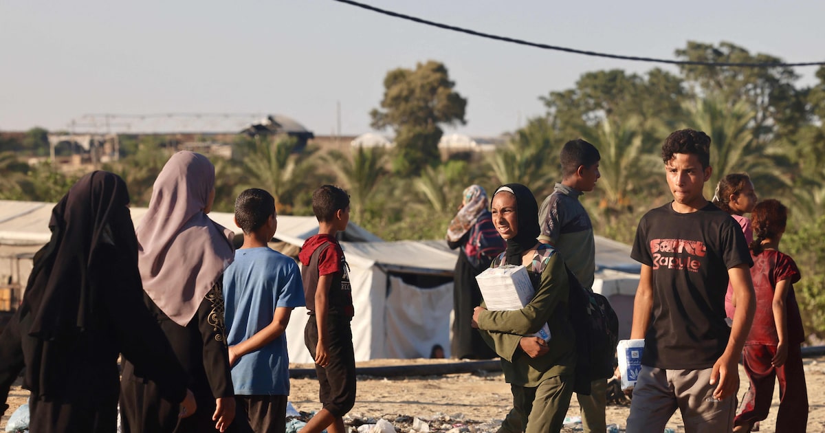 Palestinos em uma rua na cidade de Jabalia, Faixa de Gaza, após entrega de ajuda humanitária. Colonos de Israel querem anexar território com expulsão de palestinos (Foto: Eyad Baba/AFP)