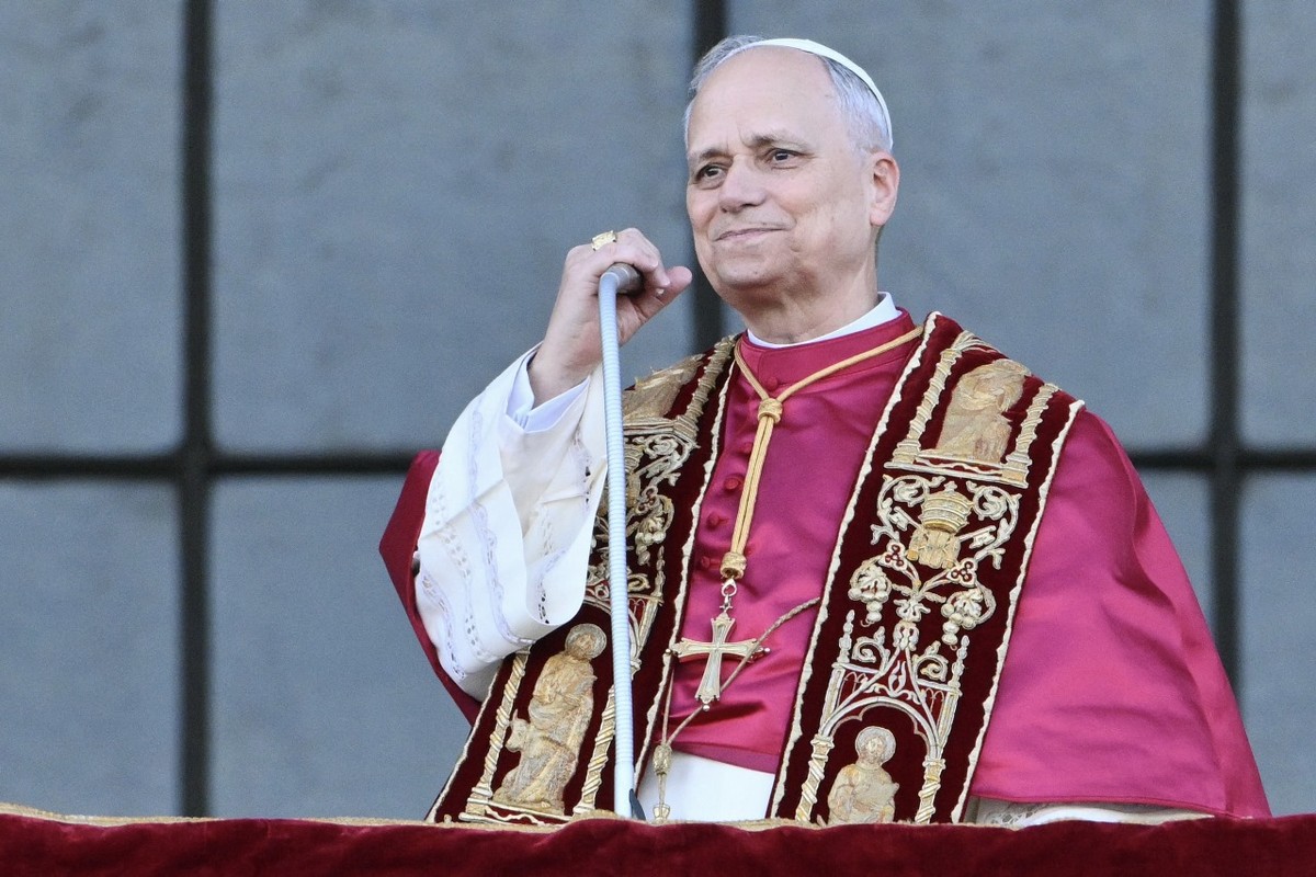 Papa Leão XIV alerta sobre riscos da inteligência artificial para jovens intelectuais Papa Leão XIV se dirige à multidão a partir da varanda central principal da arquibasílica de São João de Latrão após uma missa solene em Roma, em 25 de maio de 2025 (Foto: Alberto PIZZOLI / AFP)