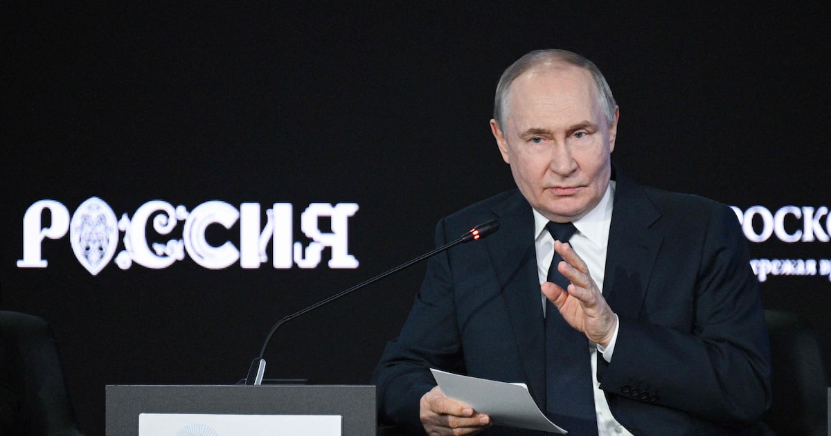 Putin consolida poderio nuclear e redefine a geopolítica global O presidente da Rússia, Vladimir Putin, participa do fórum Ideias Fortes para um Novo Tempo realizada pela Agência de Iniciativas Estratégicas (ASI), uma organização sem fins lucrativos autônoma, em Moscou, em 3 de julho de 2025 (Foto: Ramil Sitdikov/AFP)