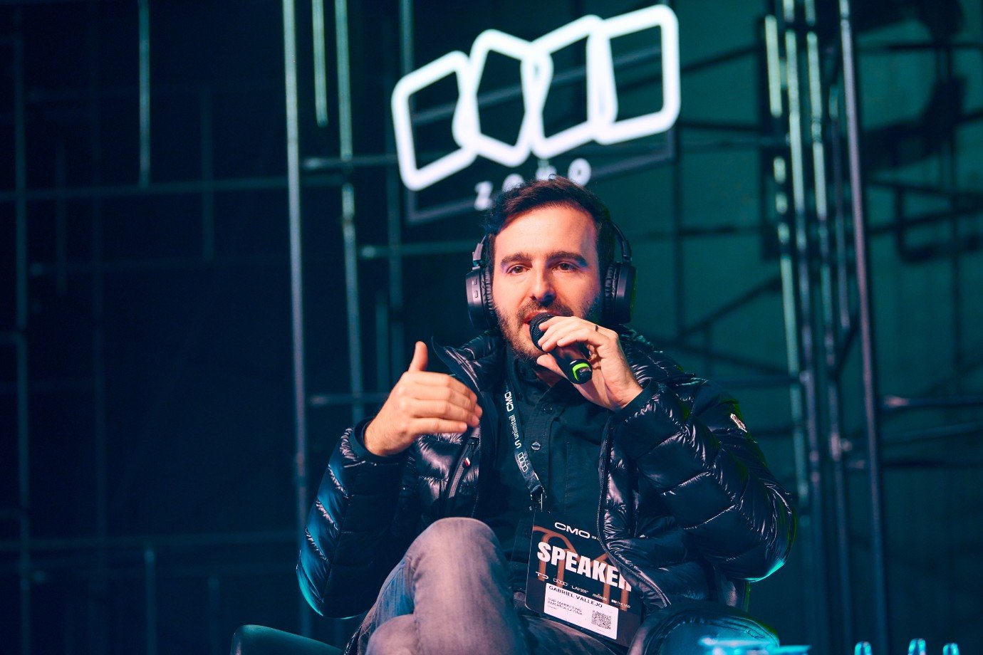 Agentes de inteligência artificial transformam o marketing e redefinem profissões Gabriel Vallejo, da Oracle, defende que a IA já planeja, executa e toma decisões — e que o marketing precisa garantir responsabilidade e manter o humano no circuito (Foto: Divulgação/CMO Summit)