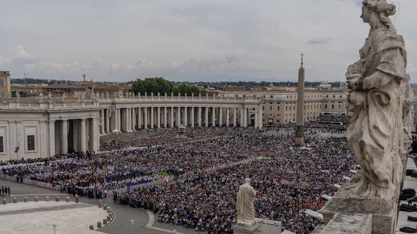 Uma multidão se reúne na Praça de São Pedro, no Vaticano, onde o recém-eleito Papa Leão XIV fará uma bênção a partir da varanda central da Basílica de São Pedro no domingo, 11 de maio de 2025. (Foto: AP Photo/Domenico Stinellis, File)