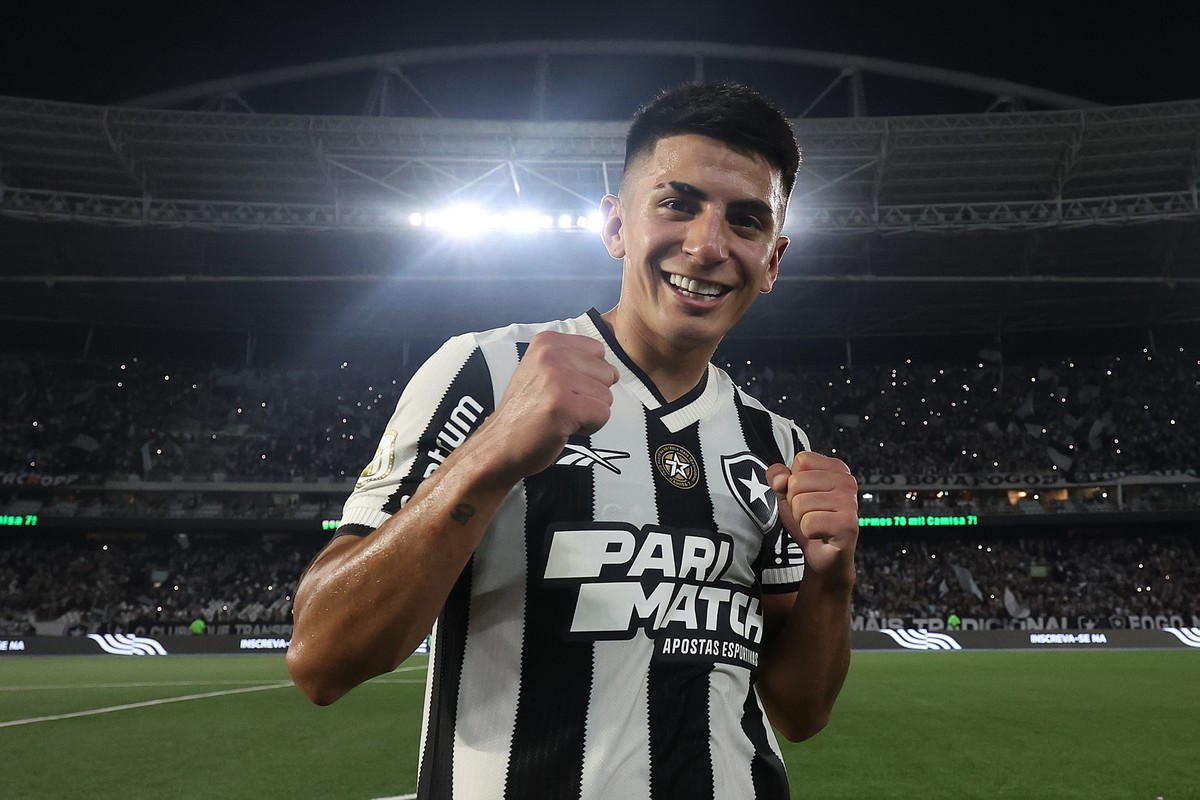 Zenit se junta ao Benfica na corrida por Thiago Almada, do Botafogo Thiago Almada fez o primeiro gol com a camisa do Botafogo na vitória do time contra o Corinthians (Foto: Vítor Silva / Botafogo)