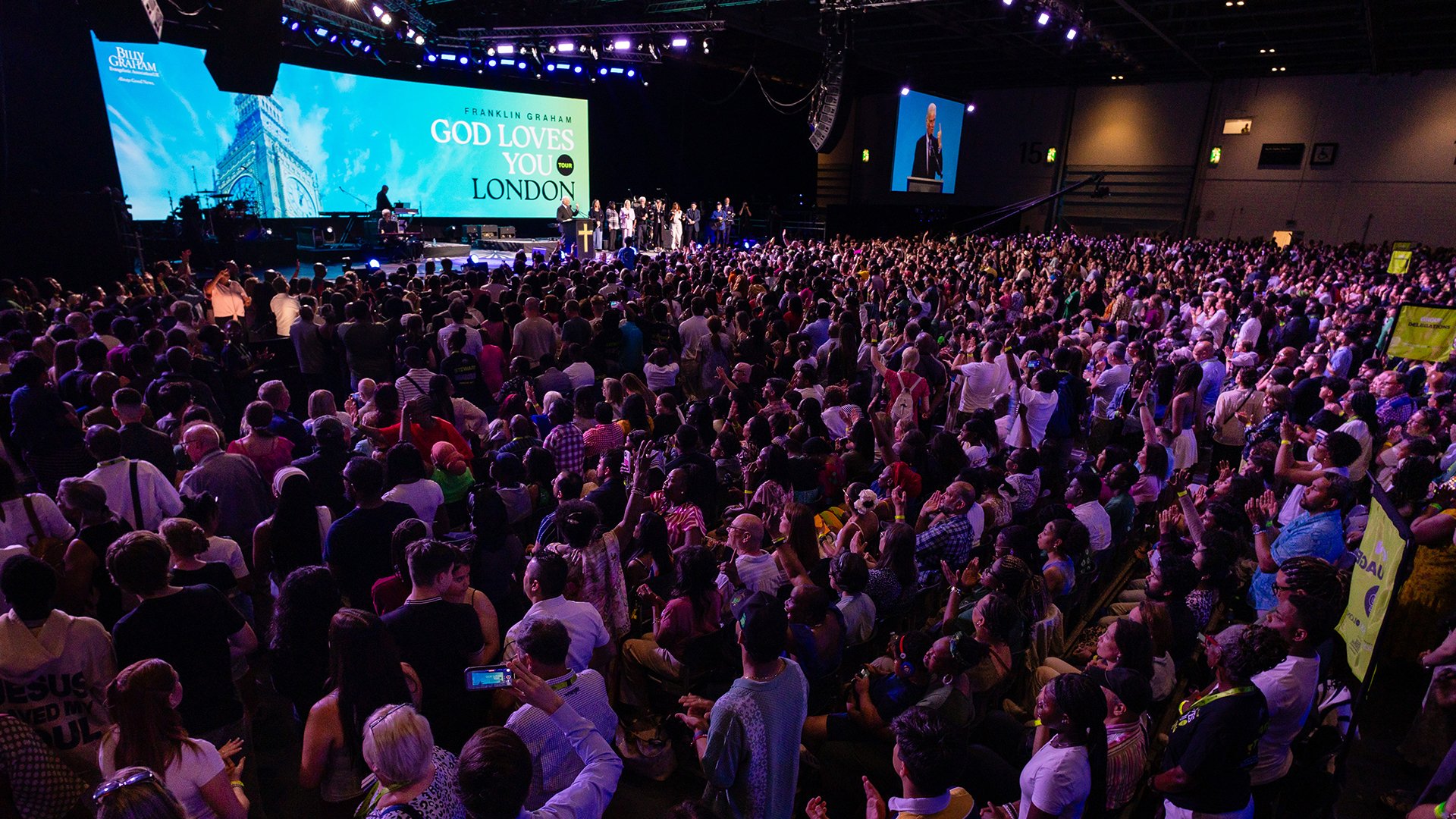Mais de 17 mil pessoas ouvem o Evangelho e centenas aceitam Jesus em Londres Milhares ouvem a pregação de Franklin Graham em Londres. (Foto: Associação Billy Graham)