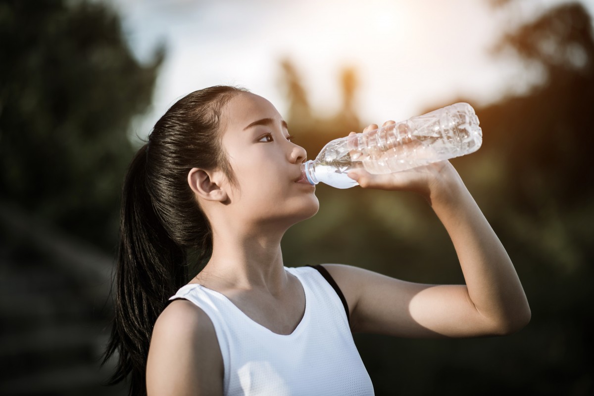 Adolescentes devem priorizar a hidratação para melhorar o desempenho esportivo Hidratação é essencial (Foto: Freepik)