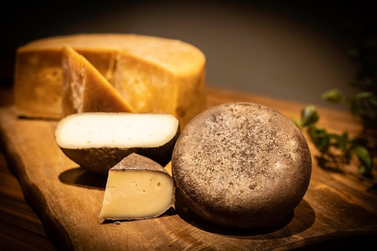 Oito queijos artesanais de Valença recebem Selo Arte e destacam pequenos produtores Uma boa notícia para produtores de queijos de excelência em Valença, no sul do estado do Rio de Janeiro: cinco marcas obtiveram o Selo Arte (selo de produção artesanal de excelência) para diversos produtos, incluindo a Du Vale (@duvalequeijos) e Capril do Lago (@caprildolago), apoiadas pelo Instituto Bazzar. (Foto: Divulgação)