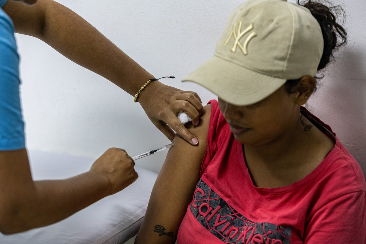 Fiebre amarela avança e preocupa países da América do Sul Uma mulher recebe a vacina da febre amarela na Colômbia. (Foto: SOPA Images/LightRocket via Getty Images)