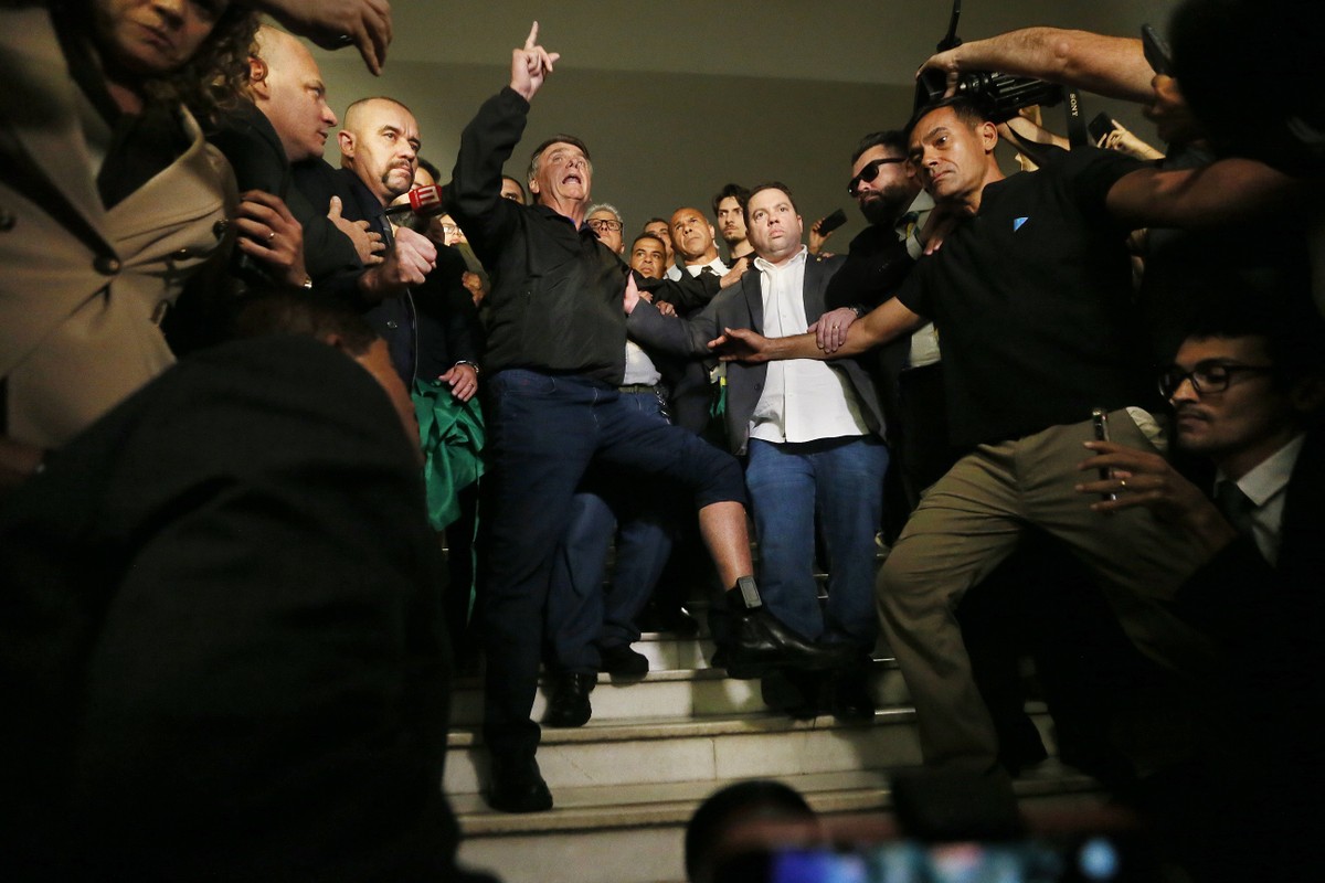 O ex-presidente Jair Bolsonaro exibe tornozeleira eletrônica na Câmara dos Deputados (Foto: Cristiano Mariz)