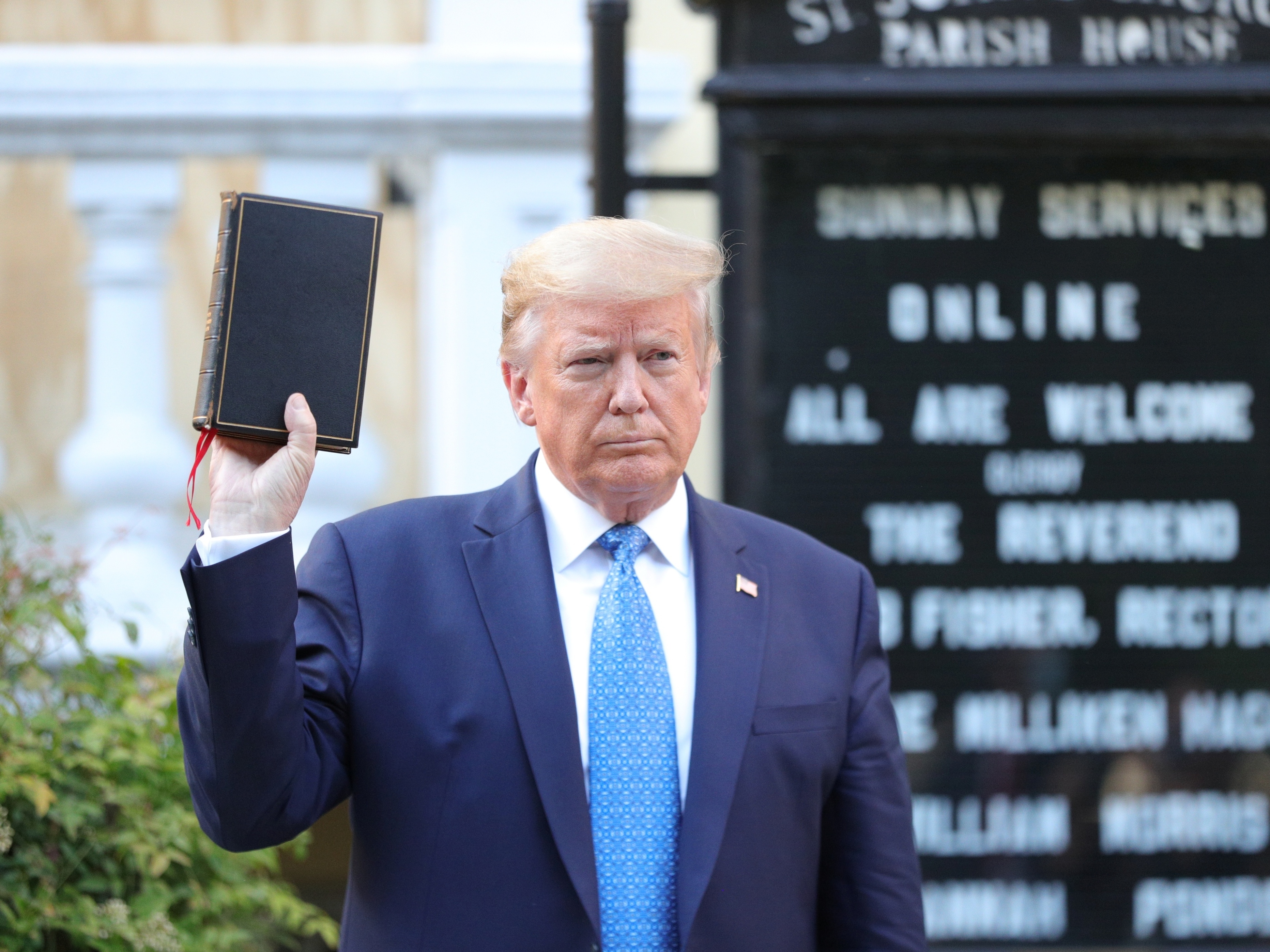 O presidente dos EUA, Donald Trump, segura uma Bíblia enquanto fica em frente à Igreja Episcopal de São João em frente à Casa Branca (Foto: TOM BRENNER/REUTERS)