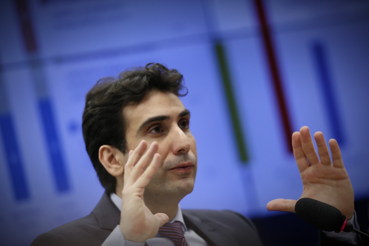 Inflação deve ser combatida, afirma Galípolo em defesa de novas estratégias econômicas Presidente do Banco Central, Gabriel Galípolo, em audiência na Câmara dos Deputados (Foto: Cristiano Mariz/Agência O Globo)