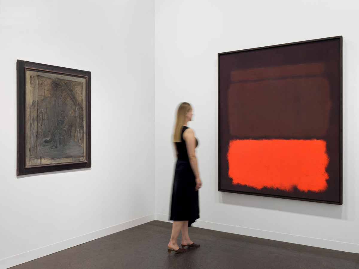 Exibição da instalação do estande da Hauser & Wirth na Art Basel 2025, mostrando, da esquerda para a direita, Homme assis (Homem sentado) de Alberto Giacometti, ca. 1950, e No.6/Sienna, Orange on Wine de Mark Rothko (1962). Foto Stefan Altenburger Photography Zürich/Courtesy Hauser & Wirth; Arte, da esquerda para a direita: ©Succession Alberto Giacometti/2025 ProLitteris, Zurique; ©1998 Kate Rothko Prizel & Christopher Rothko / 2025, ProLitteris, Zurique.