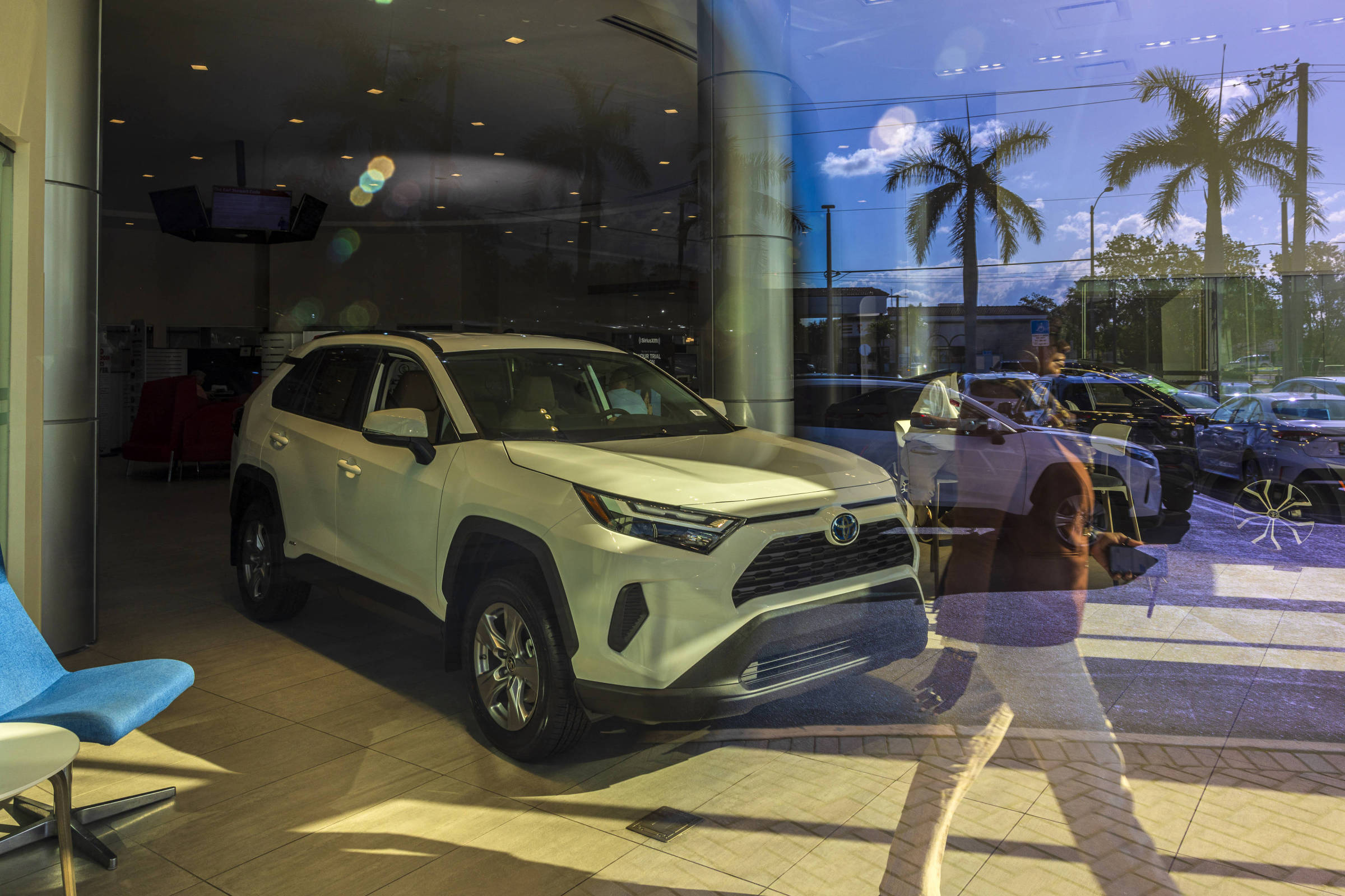 Carros híbridos ganham espaço com aumento nos preços dos veículos elétricos Toyota RAV4, veículo híbrido, em exibição nos Estados Unidos (Foto: Saul Martinez - 26.fev.24/NYT)
