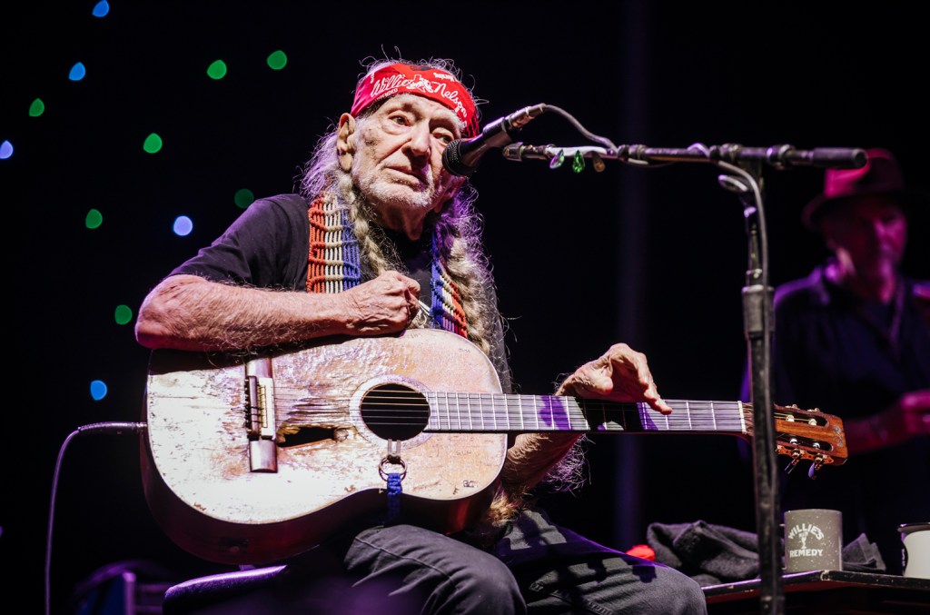O festival Outlaw Music Tour, co-estrelado por Willie Nelson e Bob Dylan, está temporariamente suspenso após uma forte tempestade danificar equipamentos. (Foto: Reprodução)