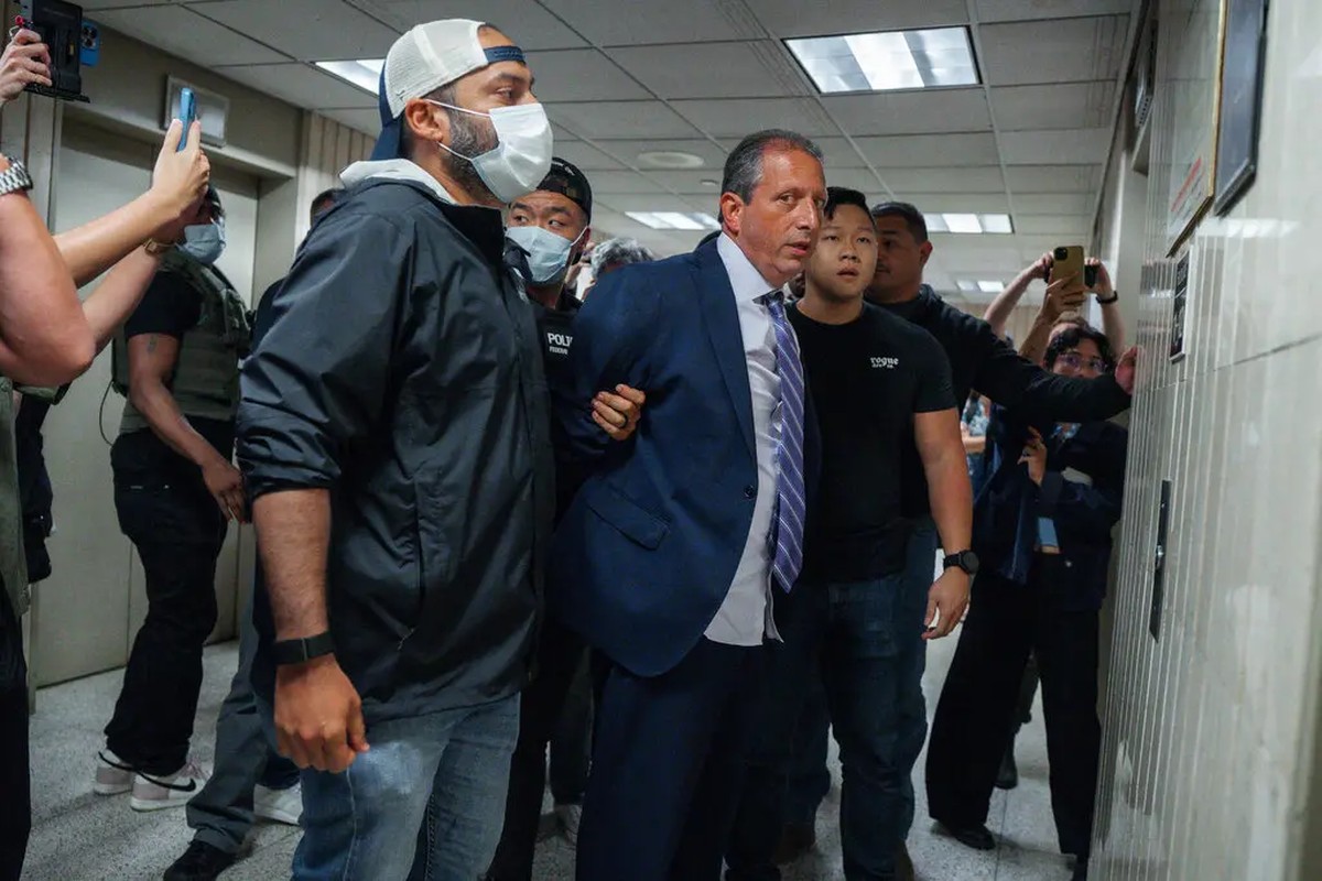 Governo Trump limita acesso de parlamentares a centros de detenção de imigrantes Brad Lander, controlador da cidade de Nova York e candidato a prefeito, sendo preso por agentes do ICE durante tentativa de visitar o escritório da agência em Nova York (Foto: New York Times)