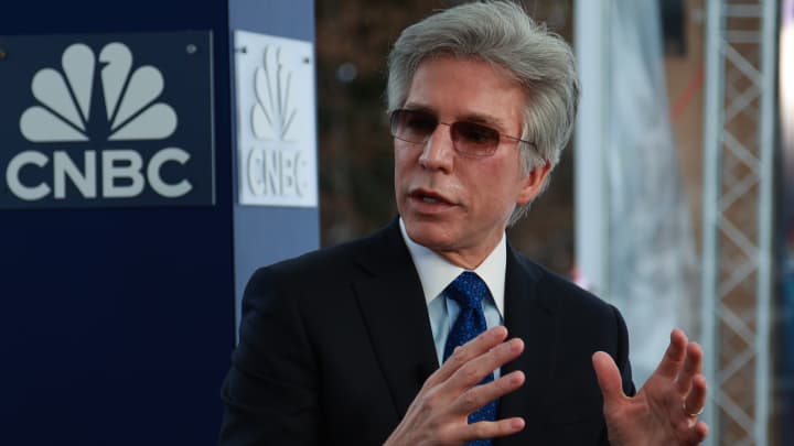 Bill McDermott, Presidente, Diretor Executivo e CEO da ServiceNow, falando no Squawk Box da CNBC durante a Reunião Anual do Fórum Econômico Mundial em Davos, Suíça, em 17 de janeiro de 2024. (Foto: Adam Galici | CNBC)