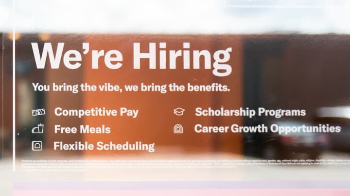 Relatório de empregos nos EUA mostra divergências entre dados oficiais e ADP Uma placa de contratação na janela de um Taco Bell em 25 de junho de 2025 em Austin, Texas, EUA. (Foto: Brandon Bell | Getty Images News | Getty Images)