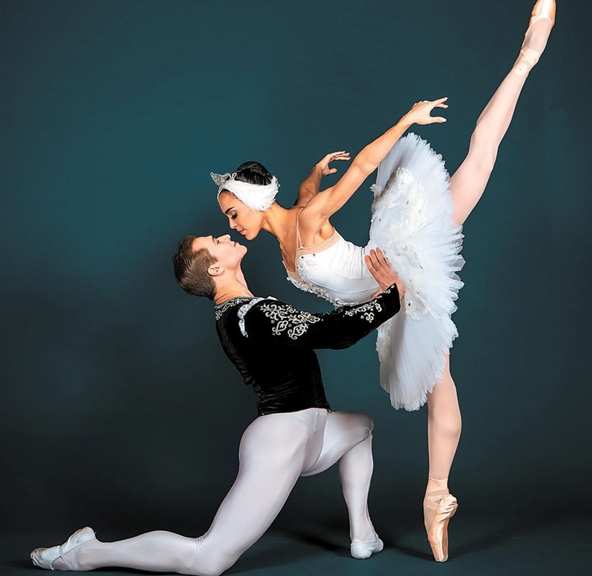 Bolshoi completa 25 anos no Brasil e transforma o balé clássico nacional A goiana Amanda Gomes com o russo Mikhail Timaev, seu príncipe na ficção de “O lago dos cisnes” e seu marido da realidade (Foto: Divulgação/Cleber Gomes)