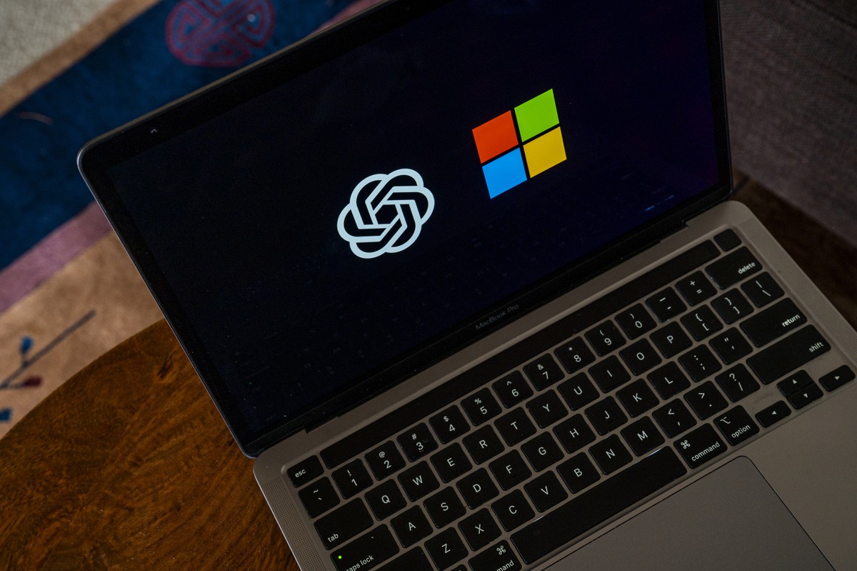 Microsoft negocia parceria com OpenAI para acesso contínuo à tecnologia de IA Microsoft é uma das principais investidoras da OpenAI (Foto: Bloomberg)