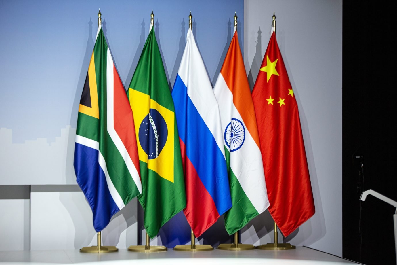 BRICS se reúne no Rio de Janeiro para debater temas sociais e econômicos Nova lei de Trump pressiona Tesla e impulsiona rivais de veículos elétricos (Foto: Reprodução)