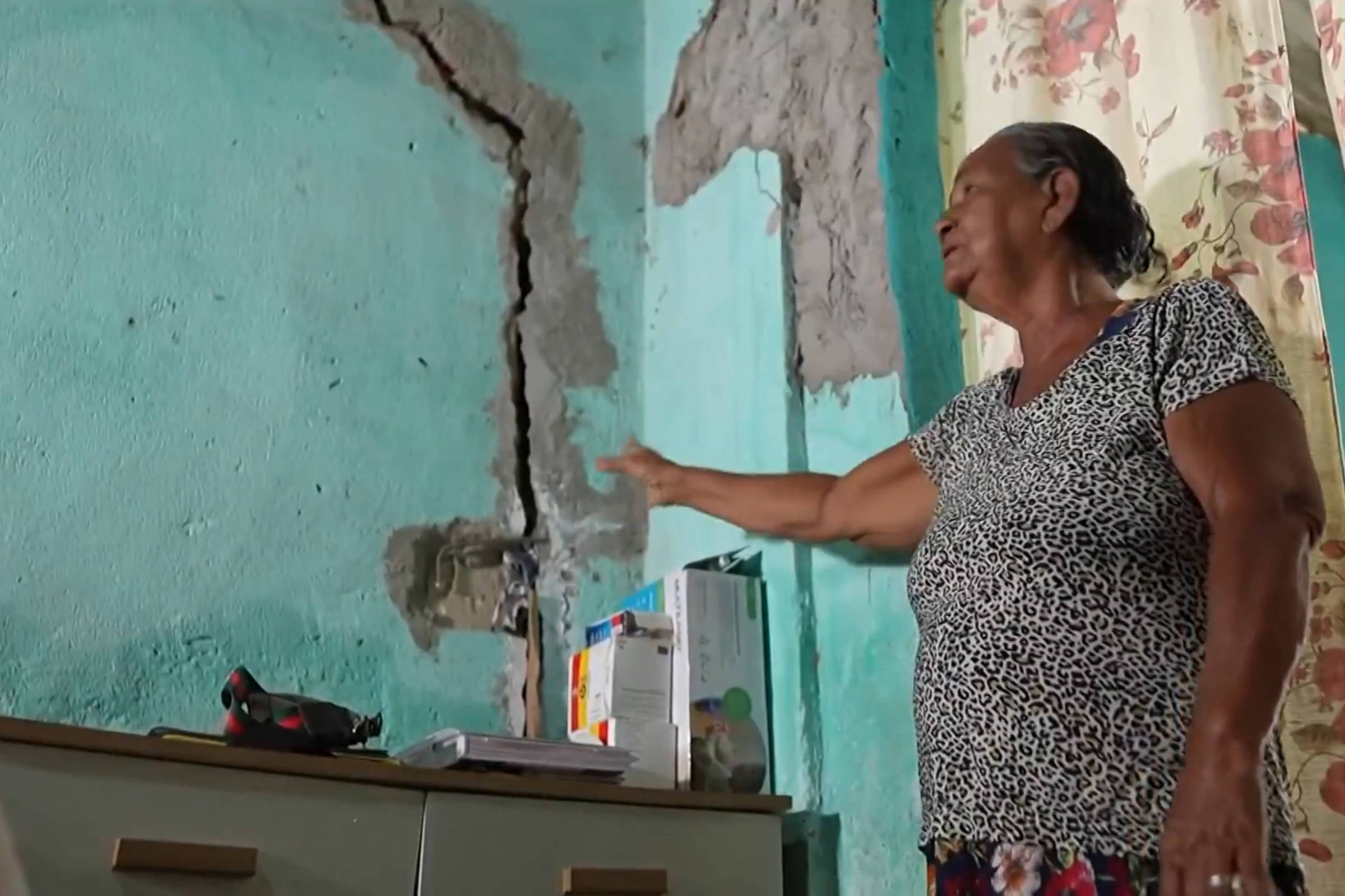 Justiça Federal inspeciona bairro de Maceió afetado pela mineração da Braskem Moradora mostra rachadura em parede de sua casa no bairro Bom Parto, em Maceió (Foto: Reprodução/TV Globo)
